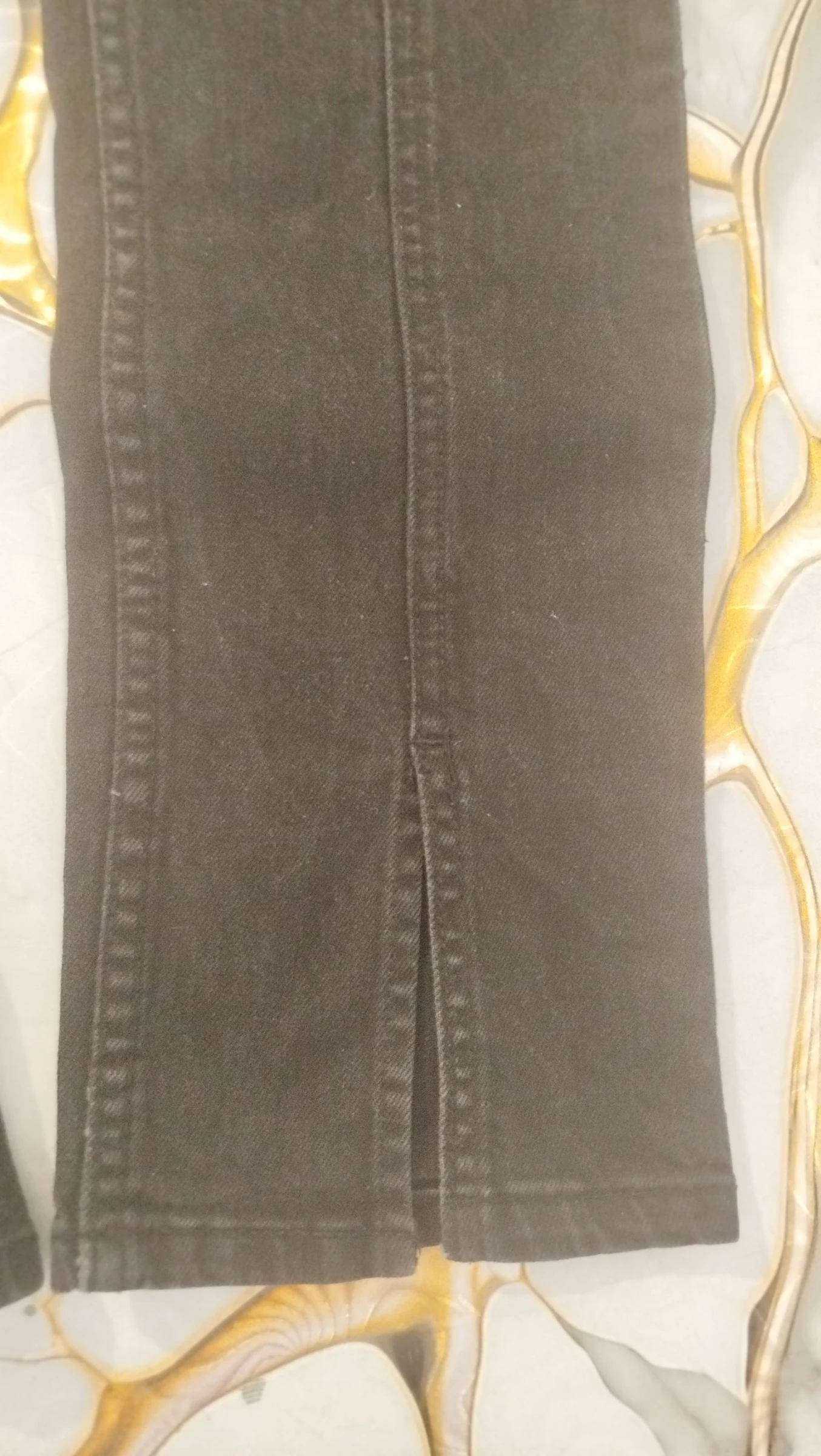 Pantalones Vaqueros Negros con Costura Central y Abertura en el Bajo (Split Hem) – photo 3
